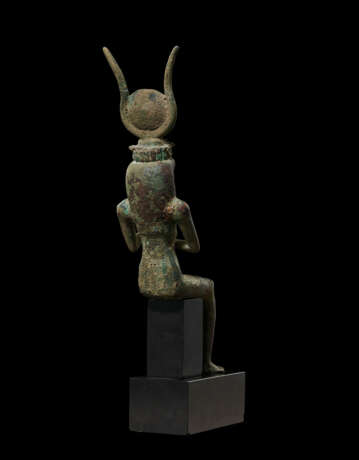 AN EGYPTIAN BRONZE SEATED ISIS - photo 4