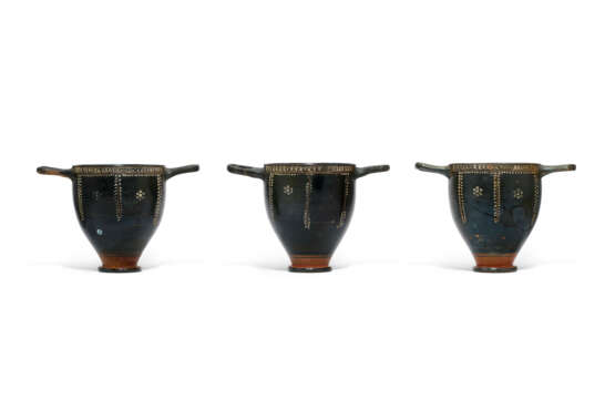 THREE APULIAN GNATHIAN-WARE SKYPHOI - photo 2