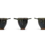 THREE APULIAN GNATHIAN-WARE SKYPHOI - Foto 2