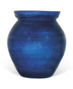 Glas. A LARGE ROMAN COBALT BLUE GLASS JAR