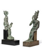 Spätzeit des Alten Ägyptens. TWO EGYPTIAN BRONZE FIGURES OF HARPOCRATES AND ISIS WITH HORUS