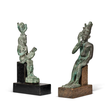TWO EGYPTIAN BRONZE FIGURES OF HARPOCRATES AND ISIS WITH HORUS - Foto 1