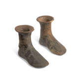 TWO ETRUSCAN IMPASTO BOOT-SHAPED CUPS - Foto 1
