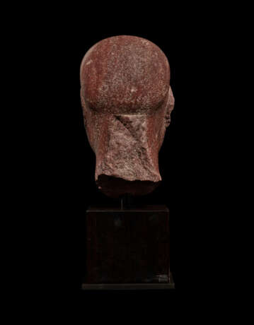 AN EGYPTIAN RED QUARTZITE HEAD OF A PRIEST - фото 5