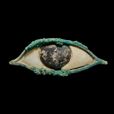 A LARGE PAIR OF EGYPTIAN BRONZE, ALABASTER AND PAINTED LIMESTONE EYES - фото 3