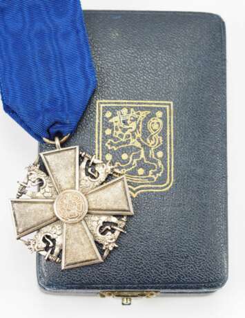 Finnland: Orden der Weißen Rose, 1. Modell (1919-1936), Verdienstauszeichnungen "Frauen Kreuz", im Etui. - photo 1