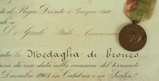 Italien: Medaille für Ersthelfer beim Erdbeben 1908, in Bronze, mit Urkunde. - фото 4