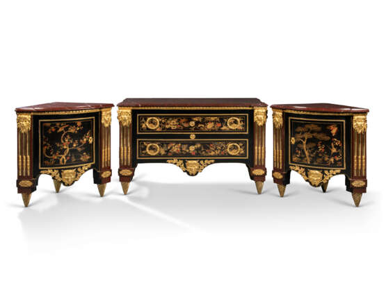 A LOUIS XV ORMOLU-MOUNTED AMARANTH, CHINESE LACQUER AND VERNIS MARTIN COMMODE AND PAIR OF ENCOIGNURES - фото 1