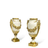 A PAIR OF LOUIS XVI ORMOLU-MOUNTED WHITE MARBLE VASES AND COVERS - Foto 3