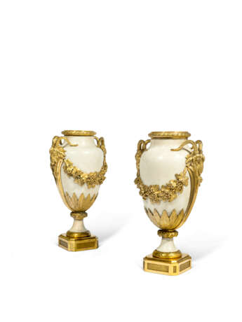 A PAIR OF LOUIS XVI ORMOLU-MOUNTED WHITE MARBLE VASES AND COVERS - photo 3