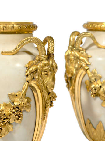 A PAIR OF LOUIS XVI ORMOLU-MOUNTED WHITE MARBLE VASES AND COVERS - фото 4
