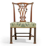 A SET OF SIXTEEN LATE GEORGE II MAHOGANY DINING-CHAIRS - Foto 2