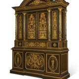 A LARGE NAPOLEON III ORMOLU, LAPIS LAZULI, JASPER, AND HARDSTONE-MOUNTED CABINET A DEUX CORPS - Foto 2