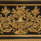 A LARGE NAPOLEON III ORMOLU, LAPIS LAZULI, JASPER, AND HARDSTONE-MOUNTED CABINET A DEUX CORPS - Foto 6