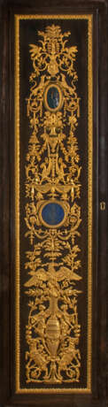 A LARGE NAPOLEON III ORMOLU, LAPIS LAZULI, JASPER, AND HARDSTONE-MOUNTED CABINET A DEUX CORPS - Foto 7