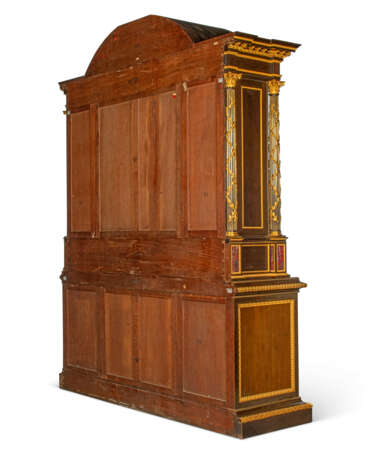 A LARGE NAPOLEON III ORMOLU, LAPIS LAZULI, JASPER, AND HARDSTONE-MOUNTED CABINET A DEUX CORPS - Foto 10