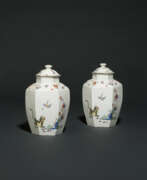 Porzellan. A PAIR OF MEISSEN PORCELAIN (AUGUSTUS REX) KAKIEMON HEXAGONAL VASES AND COVERS