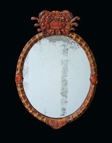 A GERMAN AMBER AND GILT-FOIL MIRROR - фото 1