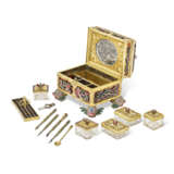 A GEORGE III JEWELLED GOLD AND SILVER-MOUNTED HARDSTONE NECESSAIRE WITH WATCH - Foto 6