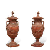 DEUX VASES COUVERTS MONUMENTAUX DE STYLE NÉOCLASSIQUE - Foto 1