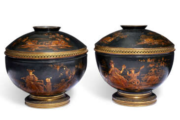 PAIRE DE VASES POTS-POURRIS DE STYLE LOUIS XVI