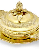 ÉCUELLE, SON COUVERCLE ET SON PRÉSENTOIR EN VERMEIL D'ÉPOQUE LOUIS XV