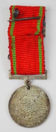 Türkei: Liakat-Medaille, in Silber, mit Schwerter- und Datumsspange. - Foto 2