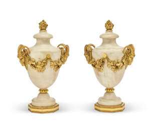 PAIRE DE VASES COUVERTS D'ÉPOQUE NÉOCLASSIQUE