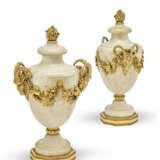 PAIRE DE VASES COUVERTS D'ÉPOQUE NÉOCLASSIQUE - фото 2