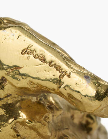 "Cervo" | Lost-wax sculpture of the series "Piccoli animali". 1970s. Hand-chiselled and gilded metal, Murano crystal glass egg by Barovier e Toso. Signed with engraving at the base. (19x14.5 cm.) | | Provenance | Private collection, Italy | | Ar - photo 4