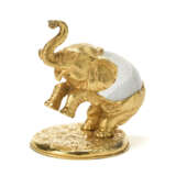 "Elefante" | Lost-wax sculpture of the series "Piccoli animali". 1970s. Hand-chiselled and gilded metal, Murano crystal glass egg by Barovier e Toso. Signed by incussion at the base. Metal label under the base. (10.5x14.5x12 cm.) | | Provenance | - photo 3