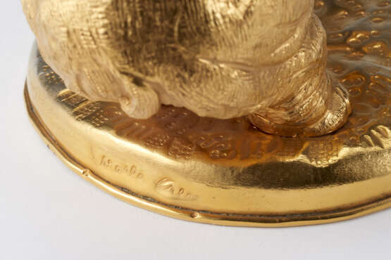 "Elefante" | Lost-wax sculpture of the series "Piccoli animali". 1970s. Hand-chiselled and gilded metal, Murano crystal glass egg by Barovier e Toso. Signed by incussion at the base. Metal label under the base. (10.5x14.5x12 cm.) | | Provenance | - photo 4