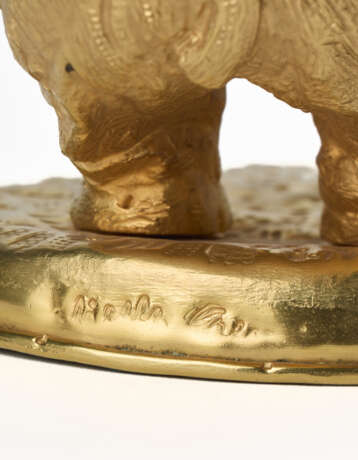 "Elefante" | Lost-wax sculpture of the series "Piccoli animali". 1970s. Hand-chiselled and gilded metal, Murano crystal glass egg by Barovier e Toso. Signed by incussion at the base. Metal label under the base. (10.5x14.5x12 cm.) | | Provenance | - photo 5