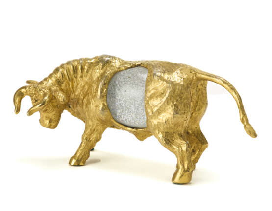 "Toro" | Lost-wax sculpture of the series "Piccoli animali". 1970s. Hand-chiselled and gilded metal, Murano crystal glass egg by Barovier e Toso. Signed by incussion under the belly. (22.5x10 cm.) (slight defects) | | Provenance | Private collecti - Foto 3