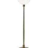 (Attributed) | Floor lamp. Murano, 1940s/1950s. Wooden and metal base, stem consisting of four crystal glass cylinders with brass elements. (h 161 cm.; d 41 cm.) - фото 1