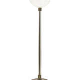 (Attributed) | Floor lamp. Murano, 1940s/1950s. Wooden and metal base, stem consisting of four crystal glass cylinders with brass elements. (h 161 cm.; d 41 cm.) - Foto 2