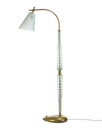 Large floor lamp. Murano, 1950s. Two-piece transparent light green glass twisted stem, bell-shaped corroded glass light diffuser, metal and brass frame and base. (h 206.5 cm.) (slight defects) | | Provenance | Private collection, Milan - Foto 2