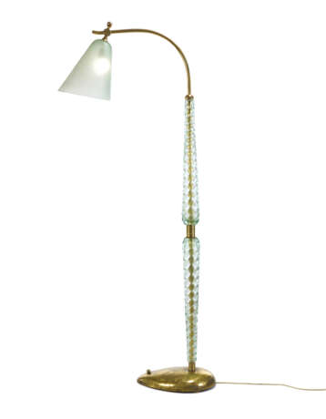 Large floor lamp. Murano, 1950s. Two-piece transparent light green glass twisted stem, bell-shaped corroded glass light diffuser, metal and brass frame and base. (h 206.5 cm.) (slight defects) | | Provenance | Private collection, Milan - Foto 3