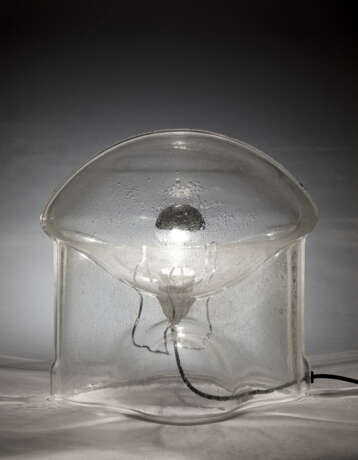 Table lamp model "Medusa". Produced by VeArt, Venice, 1970s. Bubble-blown glass, chromed steel rod. (h 36 cm.) - Foto 1