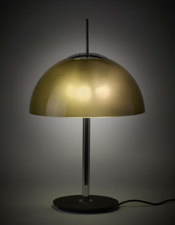 Table lamp model "584/G". Produced by Arteluce, Italy, 1960s/1970s. Metal frame and lacquered base, methacrylate light diffuser. (h 57 cm.; d 35 cm.) (slight defects) | | Literature | M. Romanelli, S. Severi, Gino Sarfatti. Opere scelte 1938-1973, - photo 1