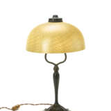 Table lamp. New York, 1920-28. Favrile' opaline and strongly iridescent yellow glass lampshade, patinated cast bronze stem. Inscribed "L. C. T. Favrile" on the upper rim of the of the shade, below the metal fastening ring. Engraved with the manufactu - photo 1