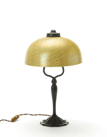 Table lamp. New York, 1920-28. Favrile' opaline and strongly iridescent yellow glass lampshade, patinated cast bronze stem. Inscribed "L. C. T. Favrile" on the upper rim of the of the shade, below the metal fastening ring. Engraved with the manufactu - Foto 3