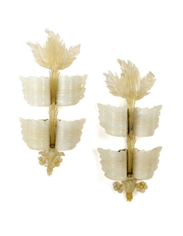 Pair of wall lamps of the series "Grand Hotel". 1950s. Leaf- and flower-shaped elements in blown incamiciato lattimo glass and glass with gold leaf application. (40x80 cm.) (slight defects) - Foto 1