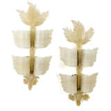 Pair of wall lamps of the series "Grand Hotel". 1950s. Leaf- and flower-shaped elements in blown incamiciato lattimo glass and glass with gold leaf application. (40x80 cm.) (slight defects) - Foto 2