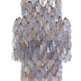 Chandelier of the series "Poliedri". 1958ca. Mould-blown light blue and amethyst glass, white painted metal frame. (h 100 cm.; d 60 cm.) (slight defects) - Foto 2