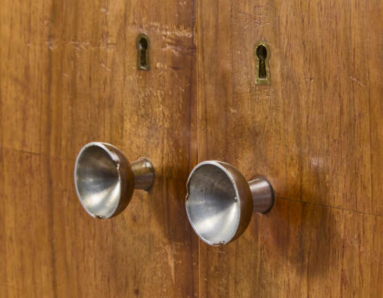 Two-door wardrobe with nickel-plated brass handles. 1935ca. Veneered wood. (115.5x190x56 cm.) (defects and losses) | | Provenance | Casa G, Milan - фото 3