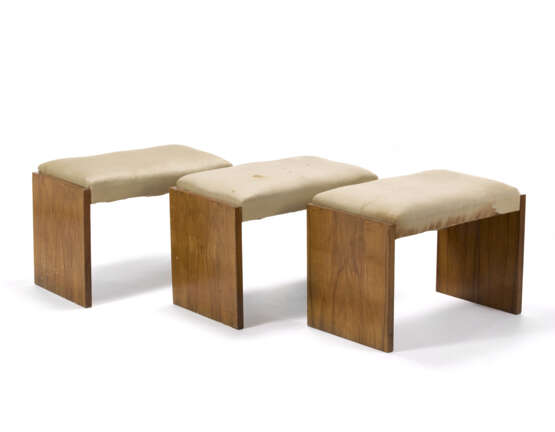 Three benches with veneer wooden frame, seat upholstered in beige fabriced. 1935ca. (60x38.5x35 cm.) (defects and losses) | | Provenance | Casa G, Milan - photo 3