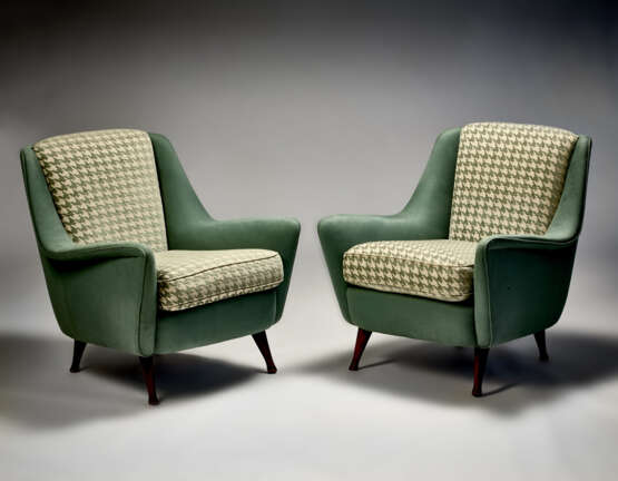 (Attributed) | Pair of armchairs. 1950s/1960s. Solid wooden frame, upholstered in green and white houndstooth fabric. Shaped solid wood legs. (72.5x81.5x76 cm.) (slight defects) | | Provenance | Private collection, Cantù - фото 1