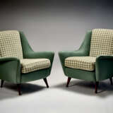 (Attributed) | Pair of armchairs. 1950s/1960s. Solid wooden frame, upholstered in green and white houndstooth fabric. Shaped solid wood legs. (72.5x81.5x76 cm.) (slight defects) | | Provenance | Private collection, Cantù - фото 1