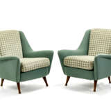 (Attributed) | Pair of armchairs. 1950s/1960s. Solid wooden frame, upholstered in green and white houndstooth fabric. Shaped solid wood legs. (72.5x81.5x76 cm.) (slight defects) | | Provenance | Private collection, Cantù - Foto 4